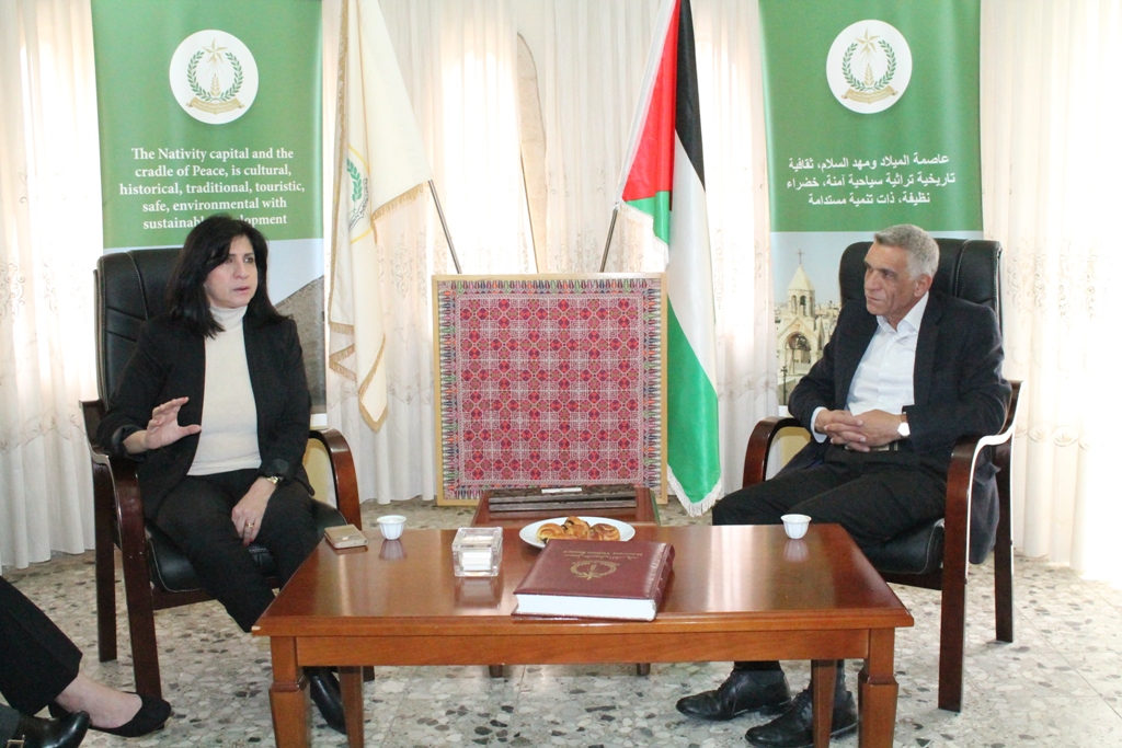 وفد من مؤسسة مجتمعات عالمية من واشنطن وفلسطين يزور بلدية بيت لحم ويَطلع على عمل المجالس الشبابية في محافظة بيت لحم