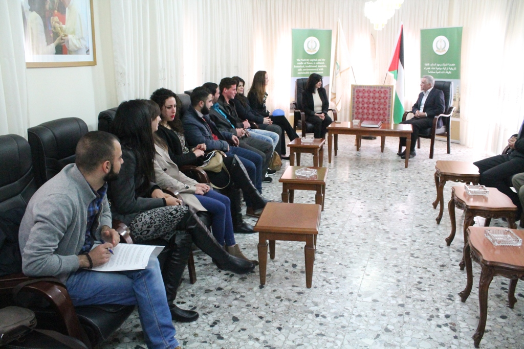 وفد من مؤسسة مجتمعات عالمية من واشنطن وفلسطين يزور بلدية بيت لحم ويَطلع على عمل المجالس الشبابية في محافظة بيت لحم