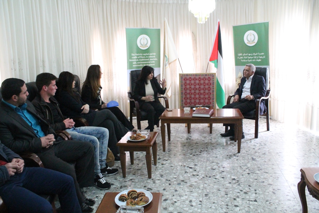 وفد من مؤسسة مجتمعات عالمية من واشنطن وفلسطين يزور بلدية بيت لحم ويَطلع على عمل المجالس الشبابية في محافظة بيت لحم