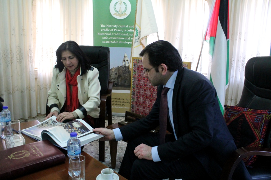 في اطار زيارته الأولى إلى بلدية بيت لحم وزير الثقافة يلتقي بابون ويتناقشان حول ترشيح بيت لحم عاصمة الثقافة العربية 2020