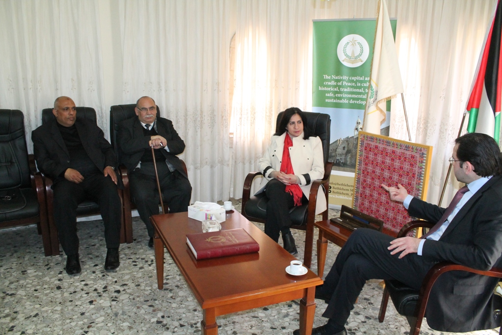 في اطار زيارته الأولى إلى بلدية بيت لحم وزير الثقافة يلتقي بابون ويتناقشان حول ترشيح بيت لحم عاصمة الثقافة العربية 2020