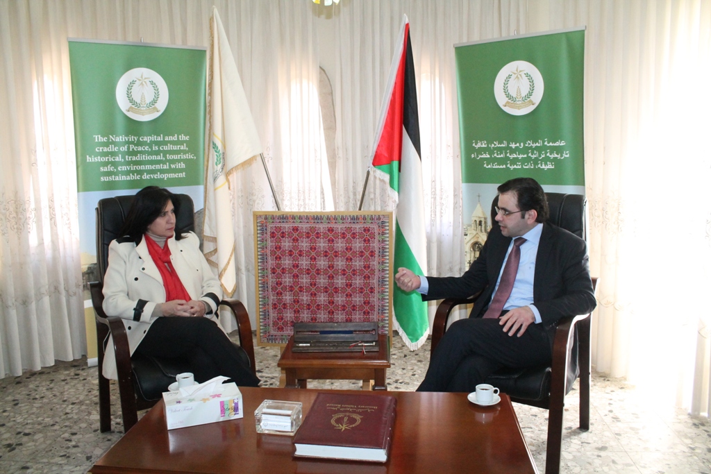 في اطار زيارته الأولى إلى بلدية بيت لحم وزير الثقافة يلتقي بابون ويتناقشان حول ترشيح بيت لحم عاصمة الثقافة العربية 2020