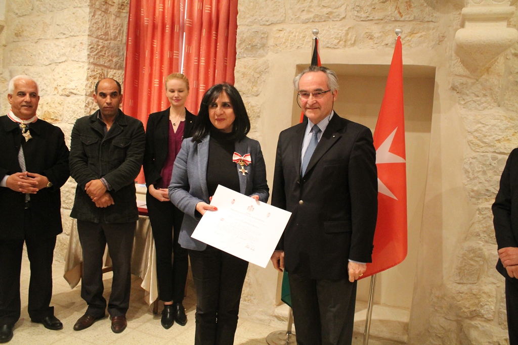 منظمة مالطا ذات السيادة تمنح وسامها لمحافظ محافظة بيت لحم ورئيسة بلدية بيت لحم  في حفل نُظم في مستشفى العائلة المقدسة 