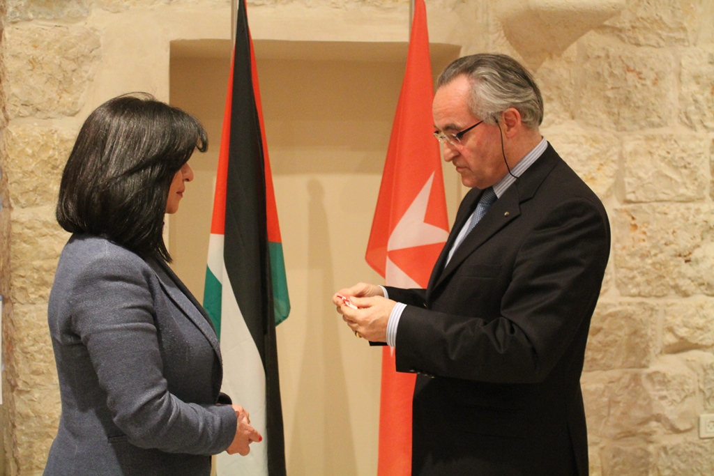 منظمة مالطا ذات السيادة تمنح وسامها لمحافظ محافظة بيت لحم ورئيسة بلدية بيت لحم  في حفل نُظم في مستشفى العائلة المقدسة 