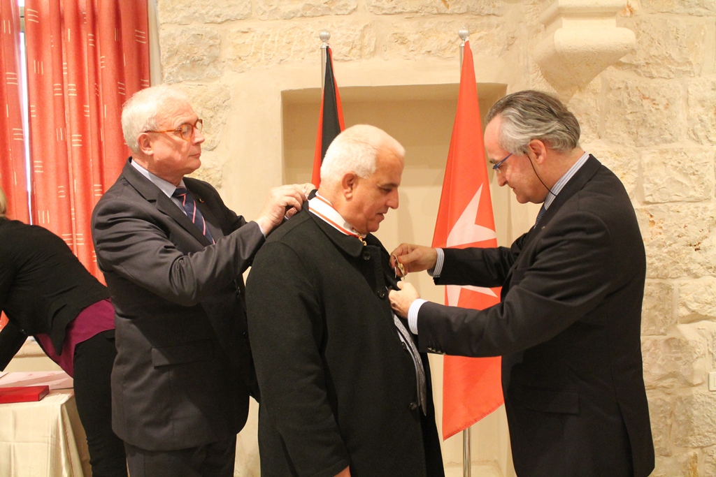 منظمة مالطا ذات السيادة تمنح وسامها لمحافظ محافظة بيت لحم ورئيسة بلدية بيت لحم  في حفل نُظم في مستشفى العائلة المقدسة 