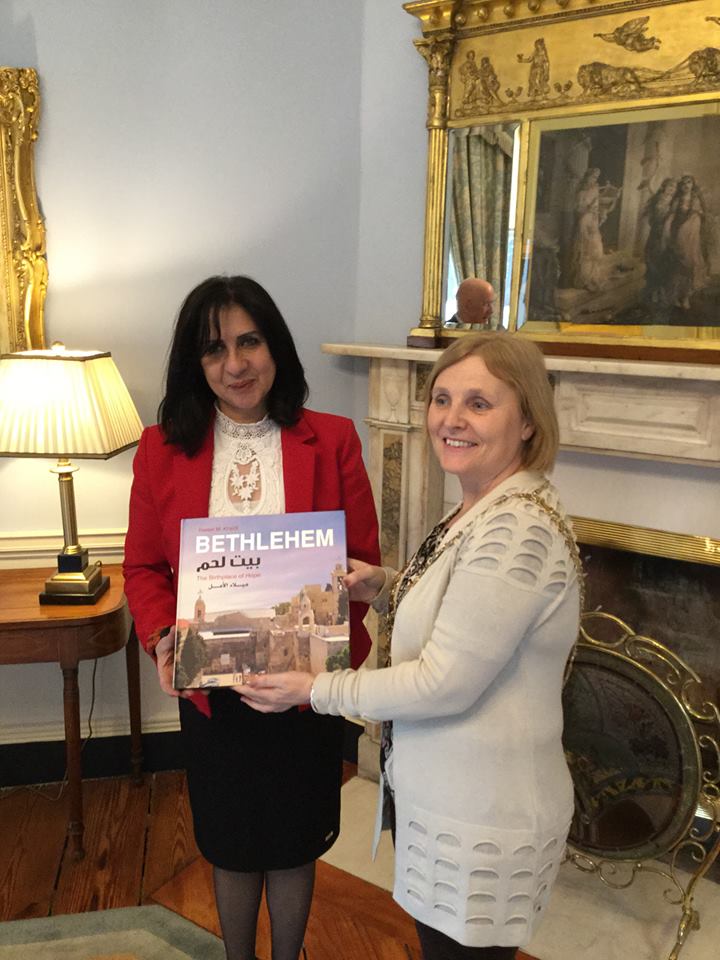 رئيسة بلدية بيت لحم تزور إيرلندا وتلتقي عدد من الشخصيات الإعتبارية بهدف دعم طلبة جامعة بيت لحم 