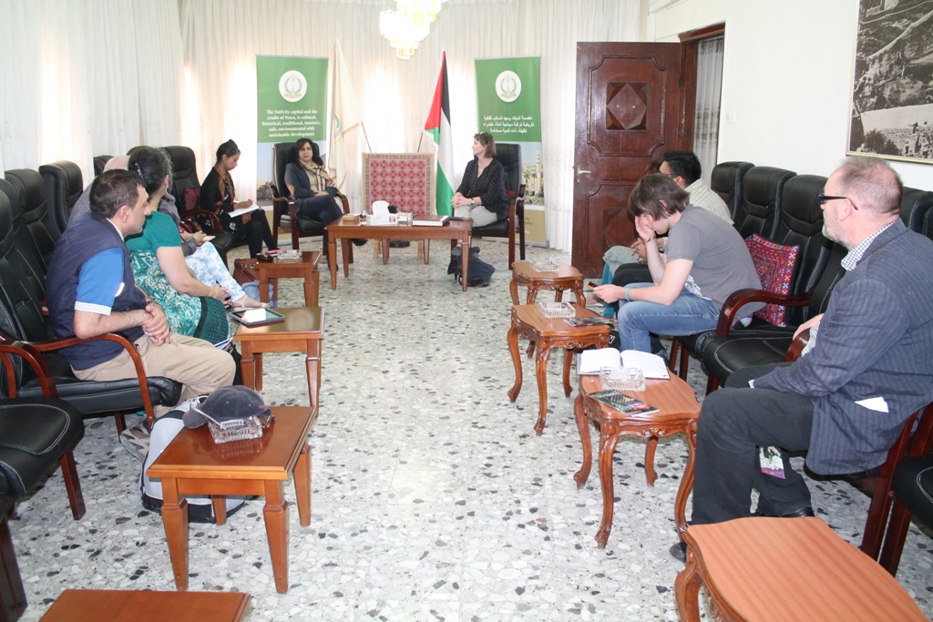 وفدٌ من الإتحاد الوطني للمعلمين من المملكة المتحدة يزور بلدية بيت لحم ويلتقي بابون