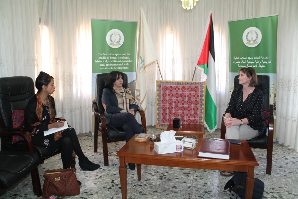 وفدٌ من الإتحاد الوطني للمعلمين من المملكة المتحدة يزور بلدية بيت لحم ويلتقي بابون