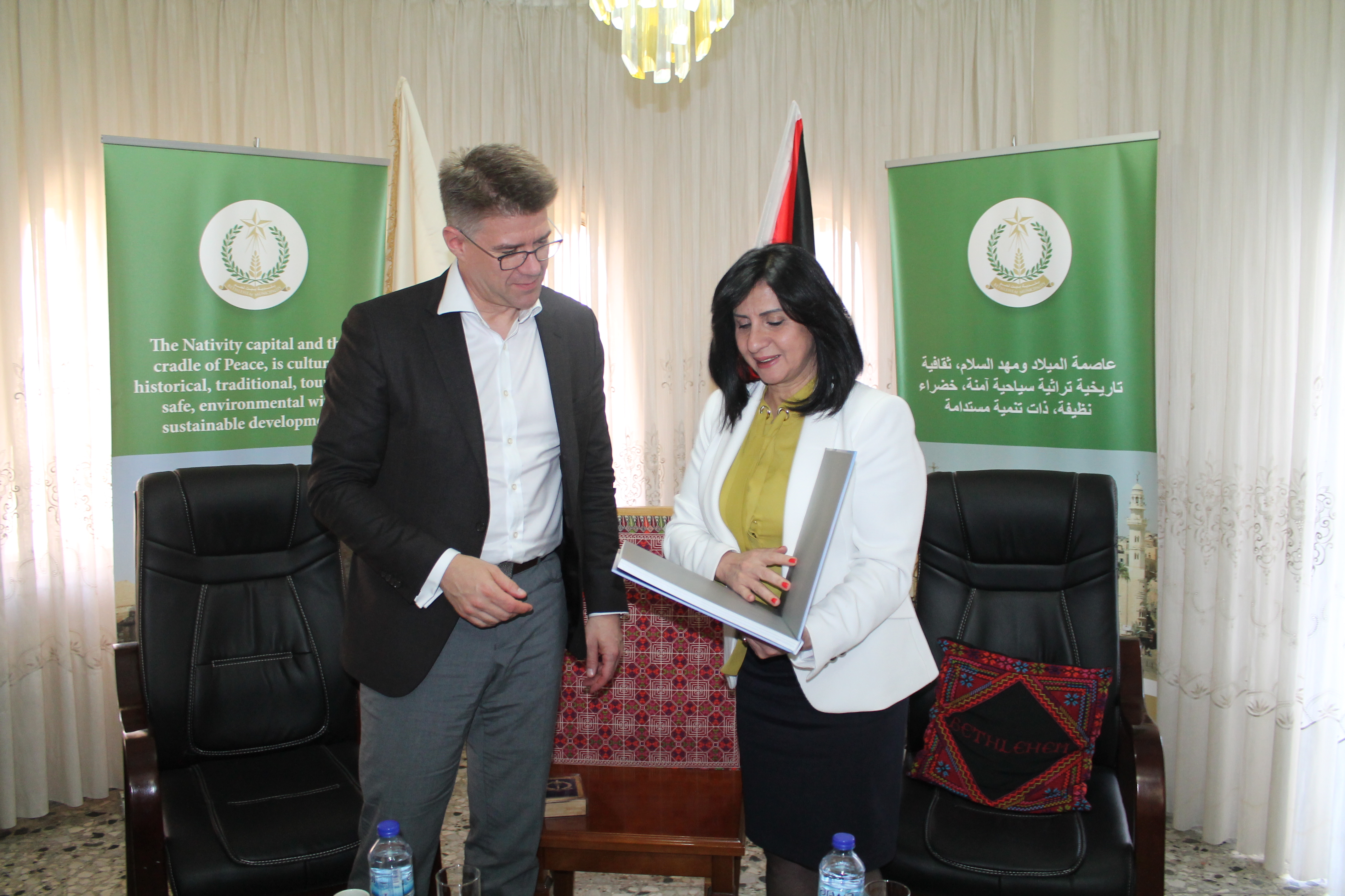 رئيسة بلدية بيت لحم تستقبل وزير خارجية أيسلندا وتطلعه على تحديات المدينة وترشيحها كعاصمة للثقافة العربية 