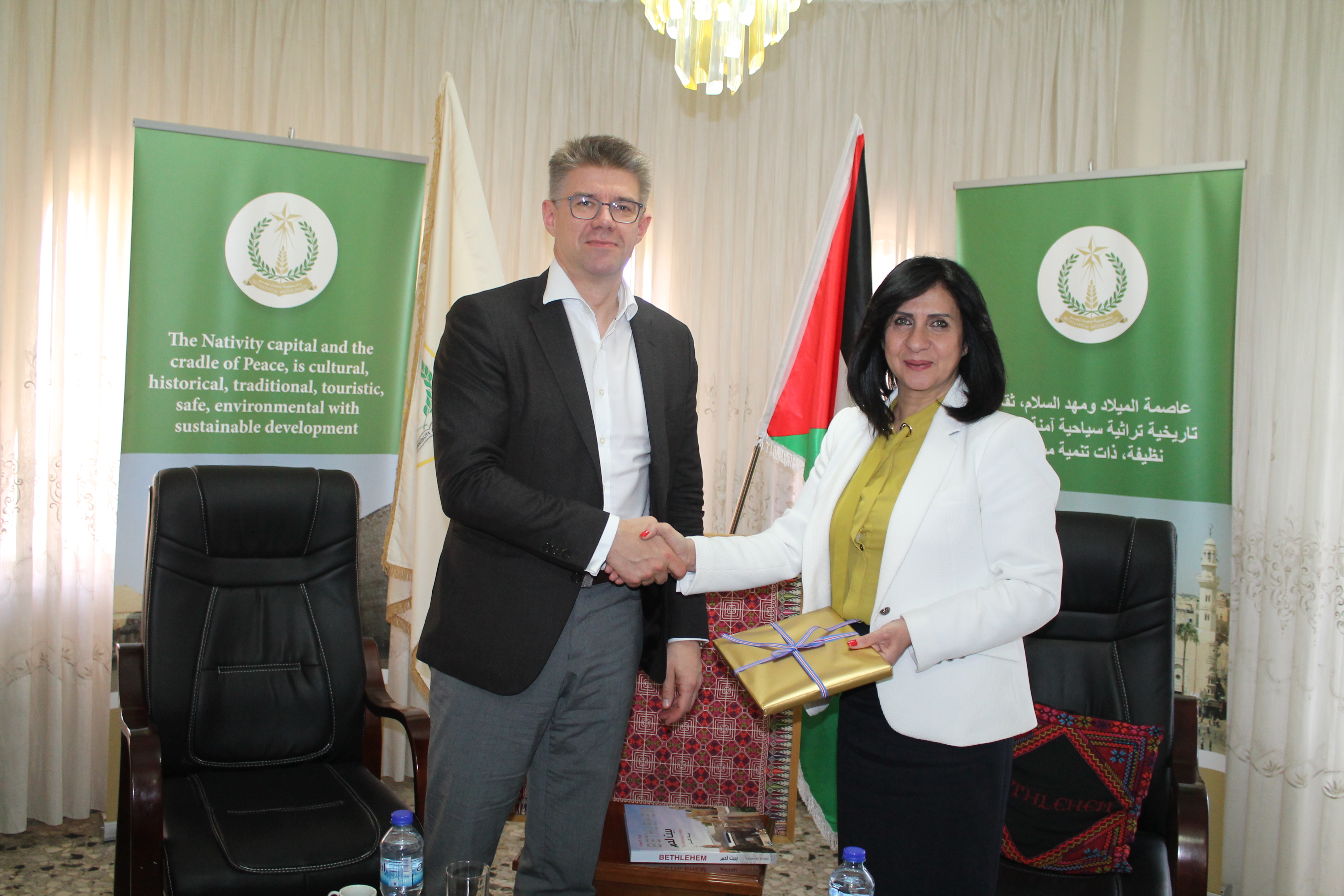رئيسة بلدية بيت لحم تستقبل وزير خارجية أيسلندا وتطلعه على تحديات المدينة وترشيحها كعاصمة للثقافة العربية 