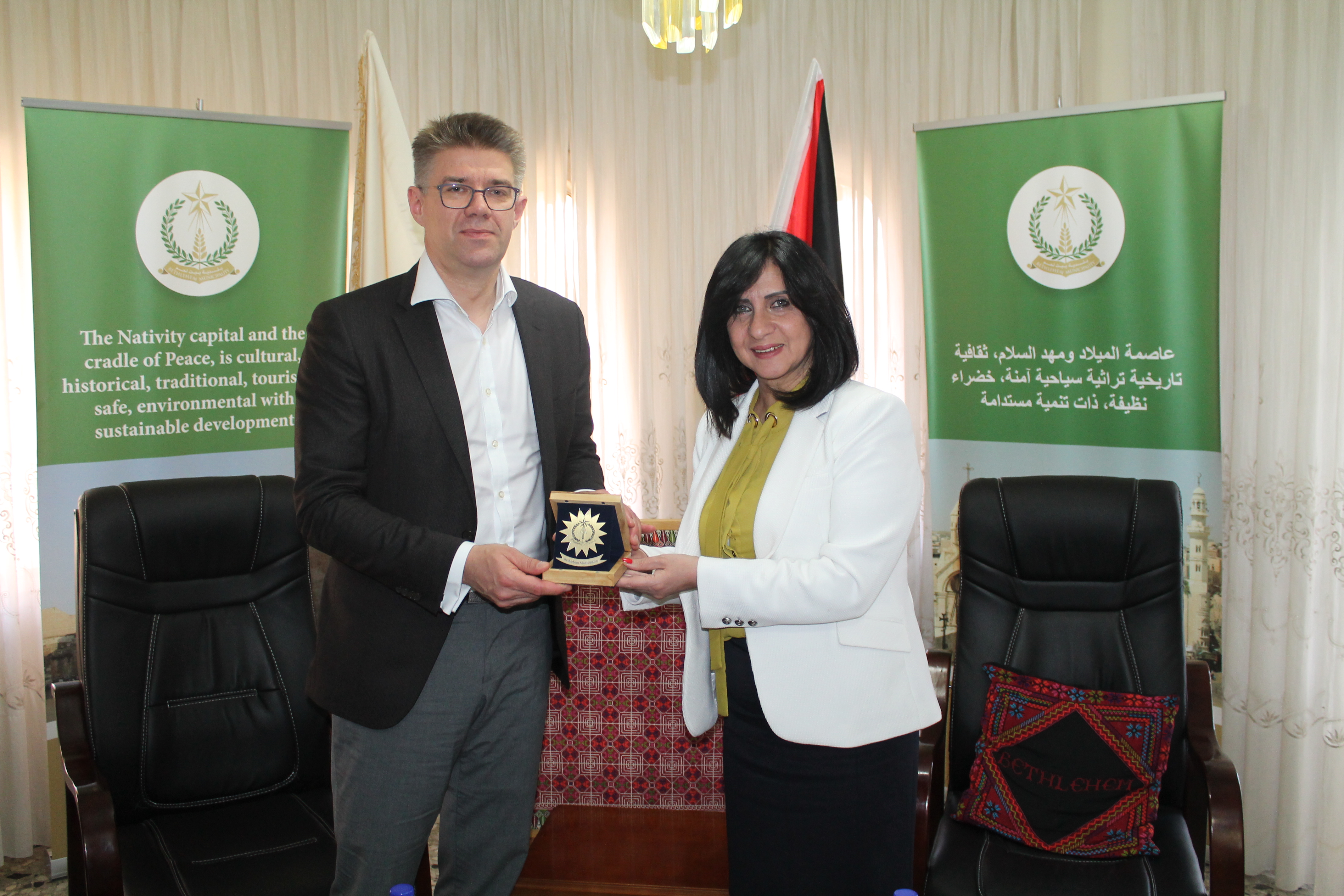 رئيسة بلدية بيت لحم تستقبل وزير خارجية أيسلندا وتطلعه على تحديات المدينة وترشيحها كعاصمة للثقافة العربية 