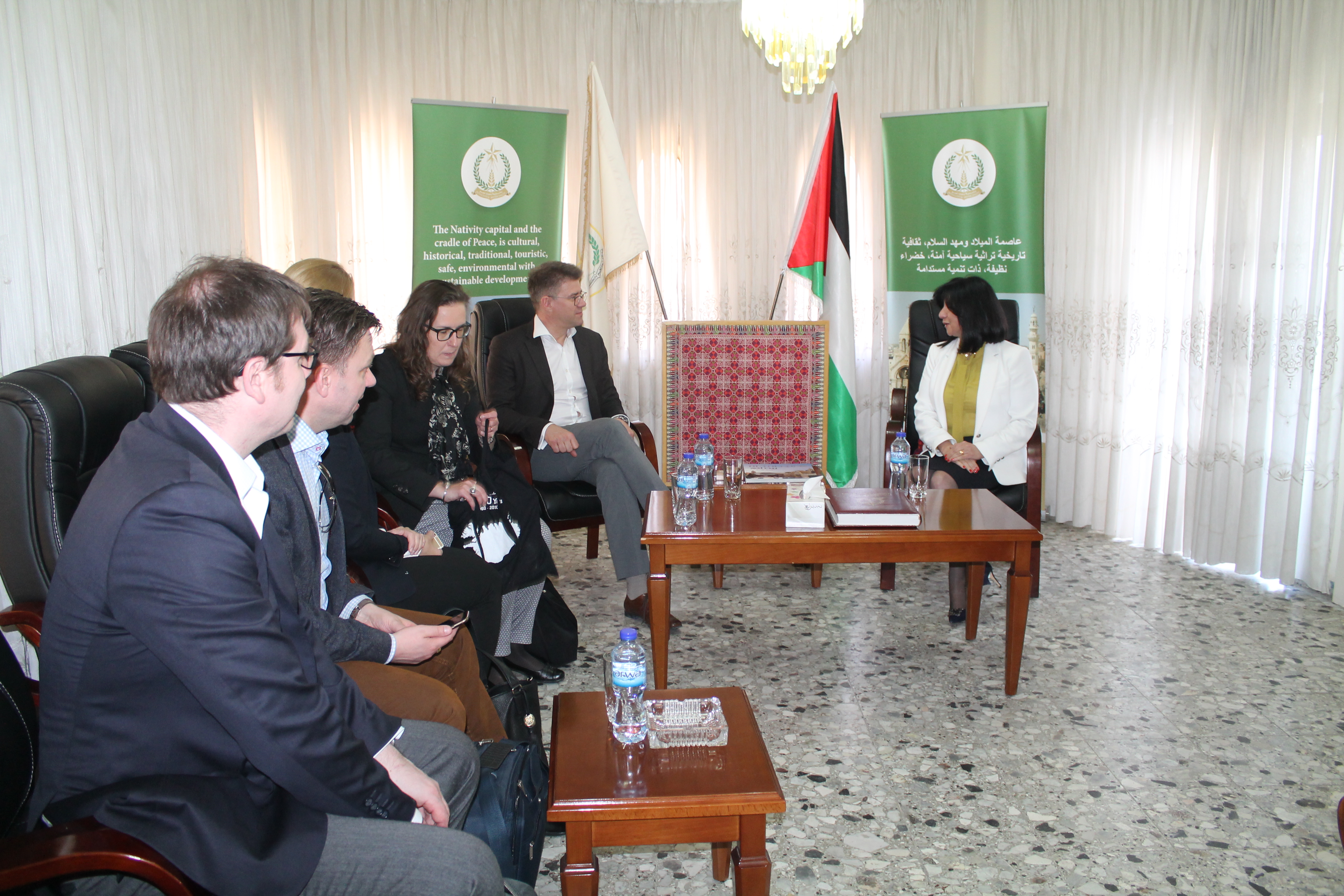 رئيسة بلدية بيت لحم تستقبل وزير خارجية أيسلندا وتطلعه على تحديات المدينة وترشيحها كعاصمة للثقافة العربية 