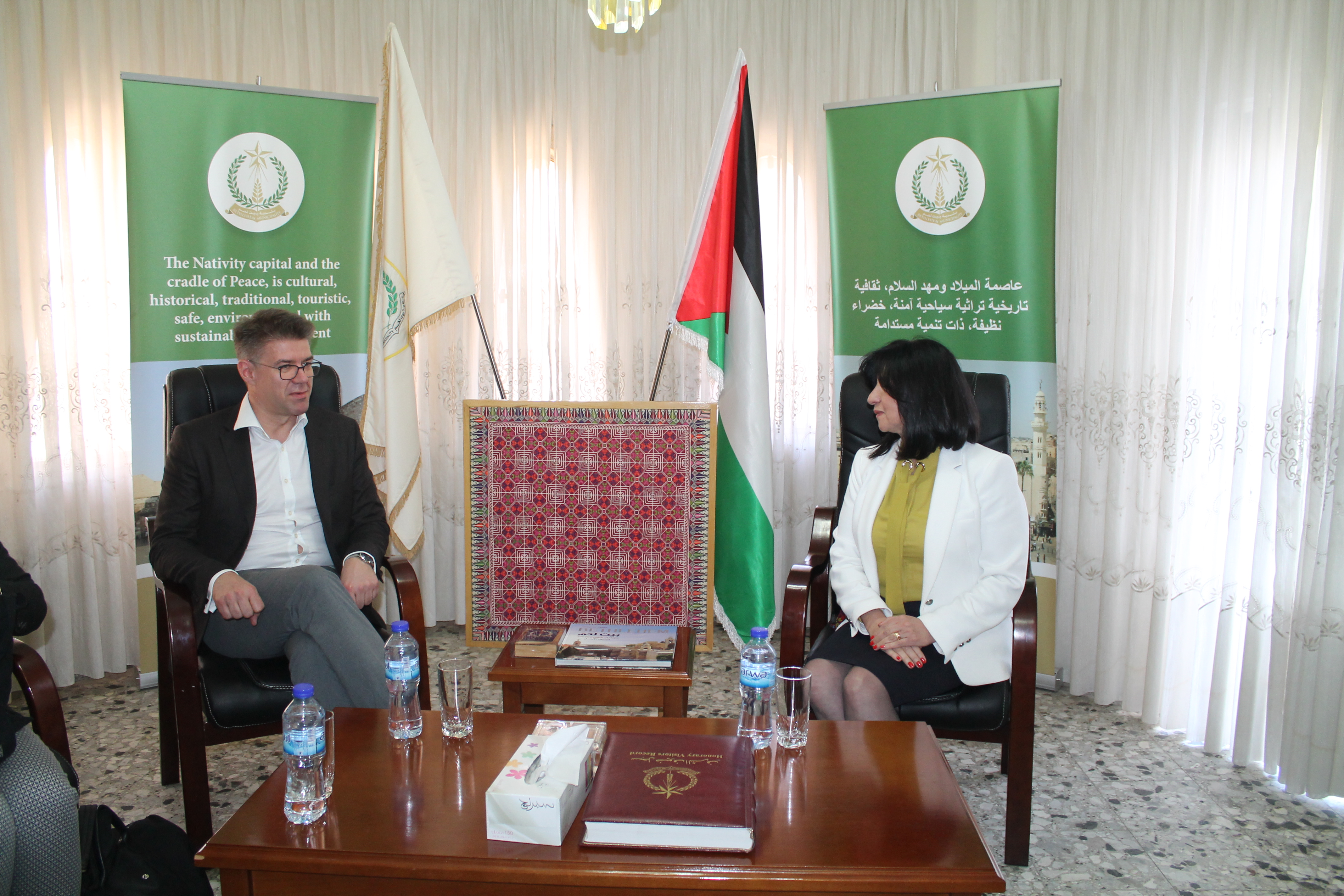رئيسة بلدية بيت لحم تستقبل وزير خارجية أيسلندا وتطلعه على تحديات المدينة وترشيحها كعاصمة للثقافة العربية 