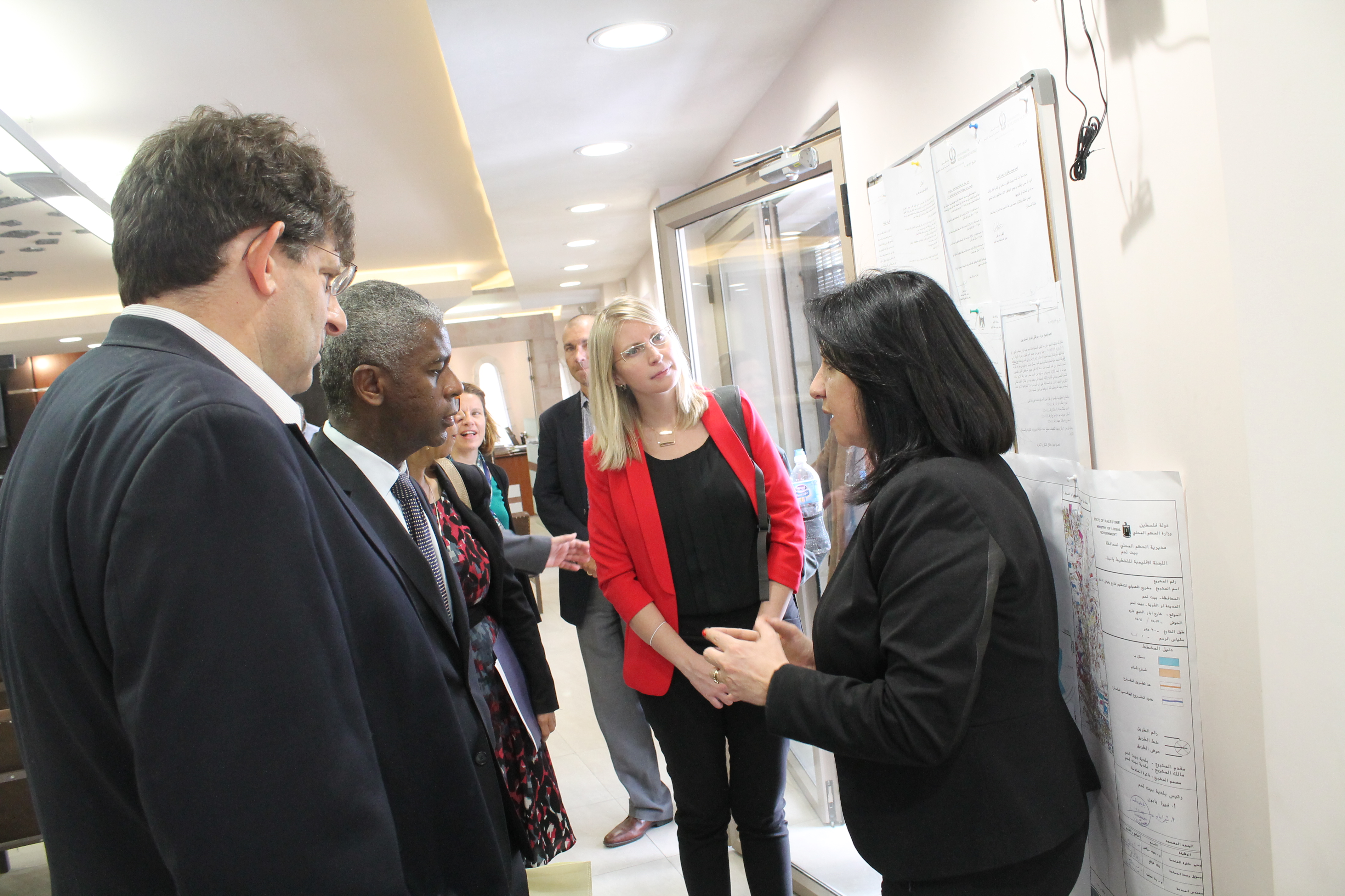 رئيسة بلدية بيت لحم تطلع المحامي العام للوكالة الأمريكية على واقع بيت لحم وتطالبه بالضغط على بلاده لتحقيق العدالة