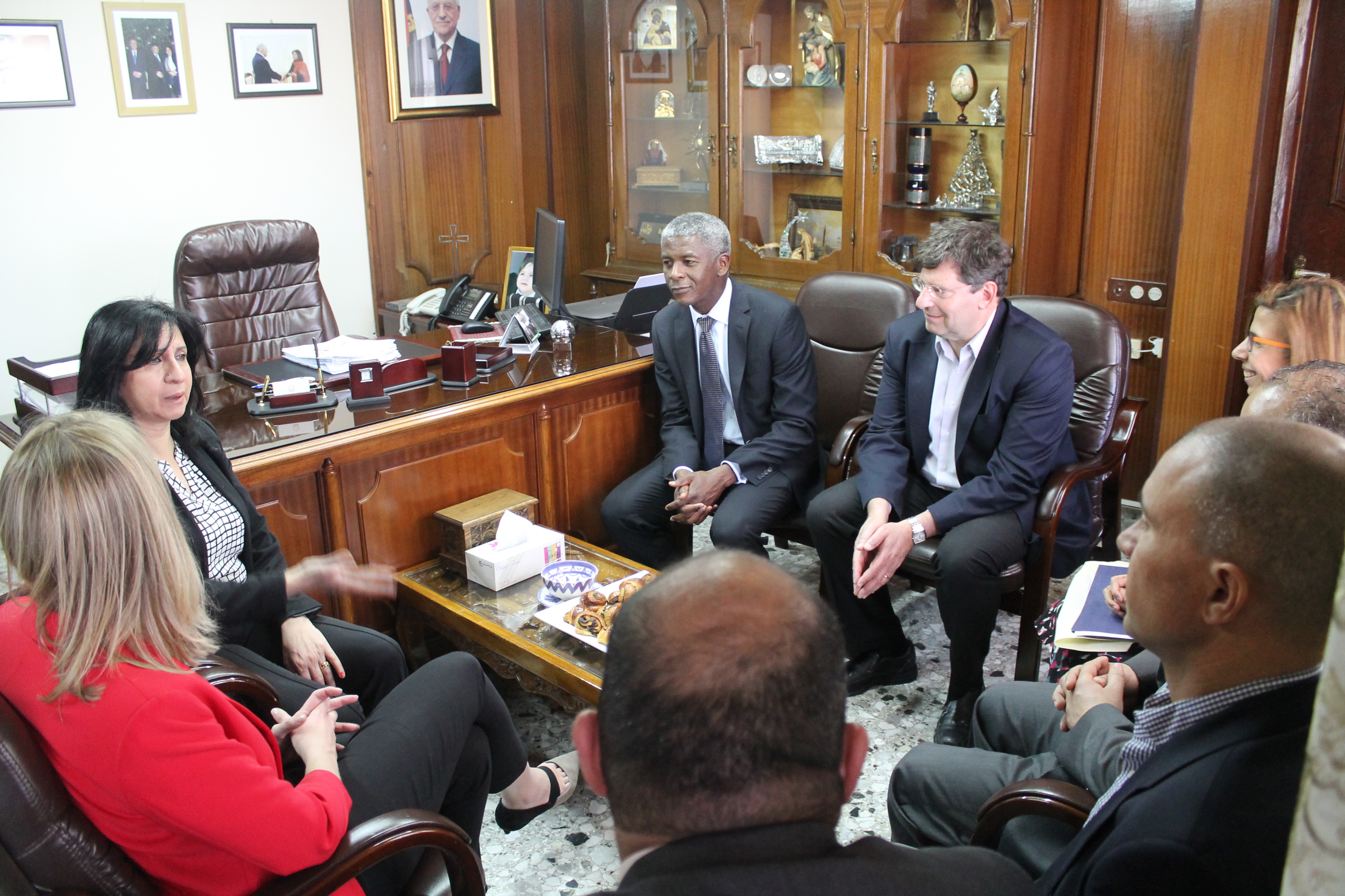 رئيسة بلدية بيت لحم تطلع المحامي العام للوكالة الأمريكية على واقع بيت لحم وتطالبه بالضغط على بلاده لتحقيق العدالة