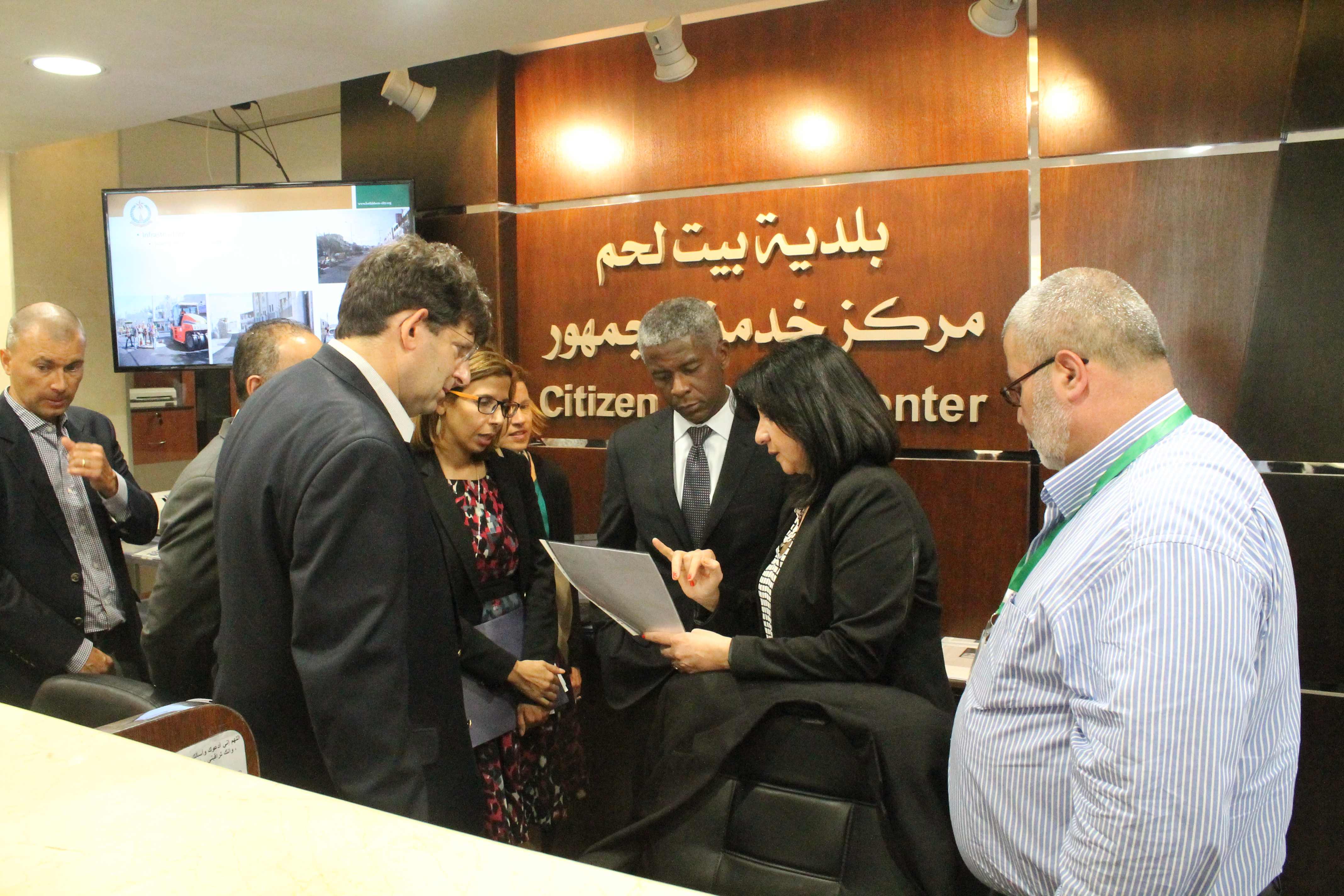 رئيسة بلدية بيت لحم تطلع المحامي العام للوكالة الأمريكية على واقع بيت لحم وتطالبه بالضغط على بلاده لتحقيق العدالة