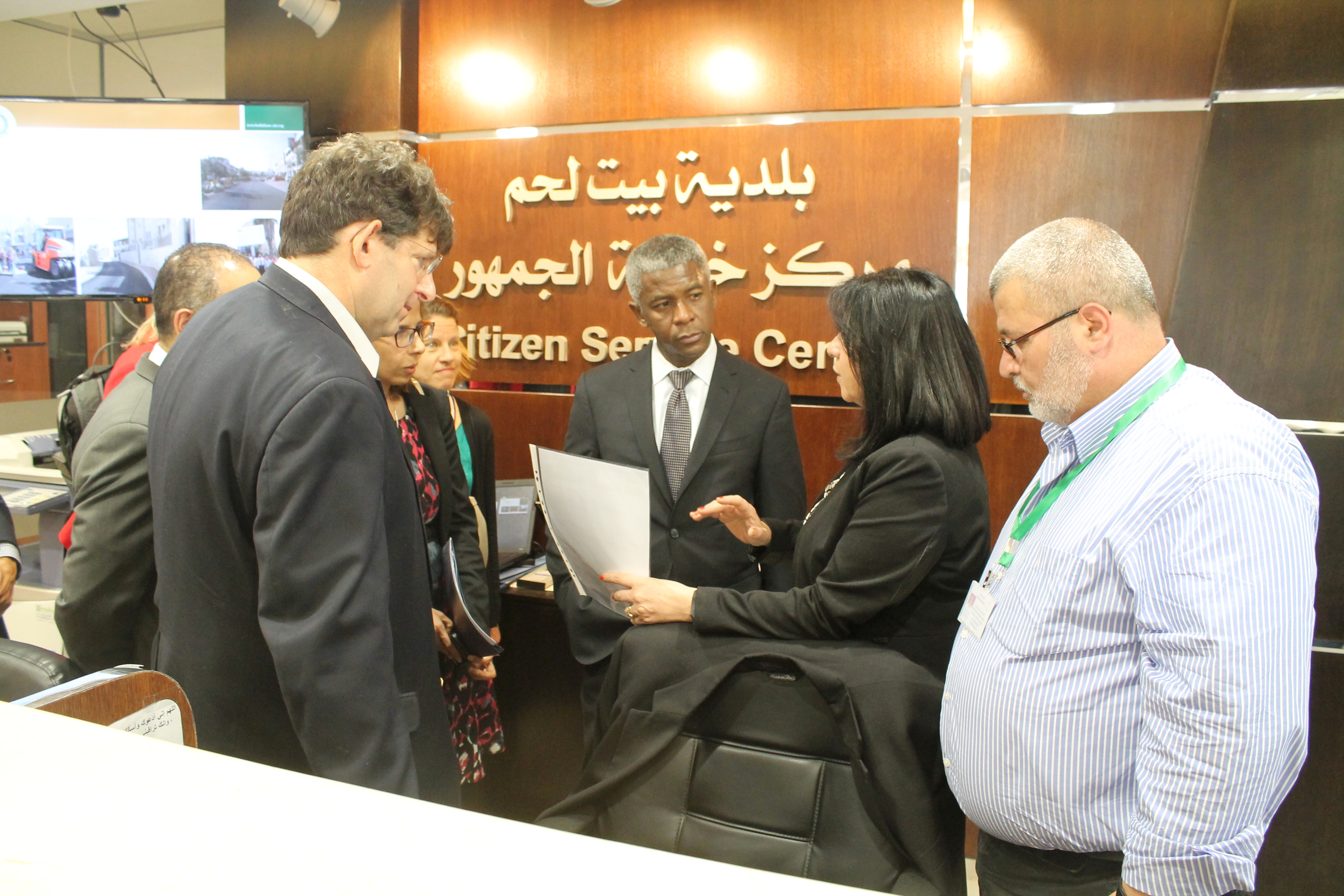 رئيسة بلدية بيت لحم تطلع المحامي العام للوكالة الأمريكية على واقع بيت لحم وتطالبه بالضغط على بلاده لتحقيق العدالة