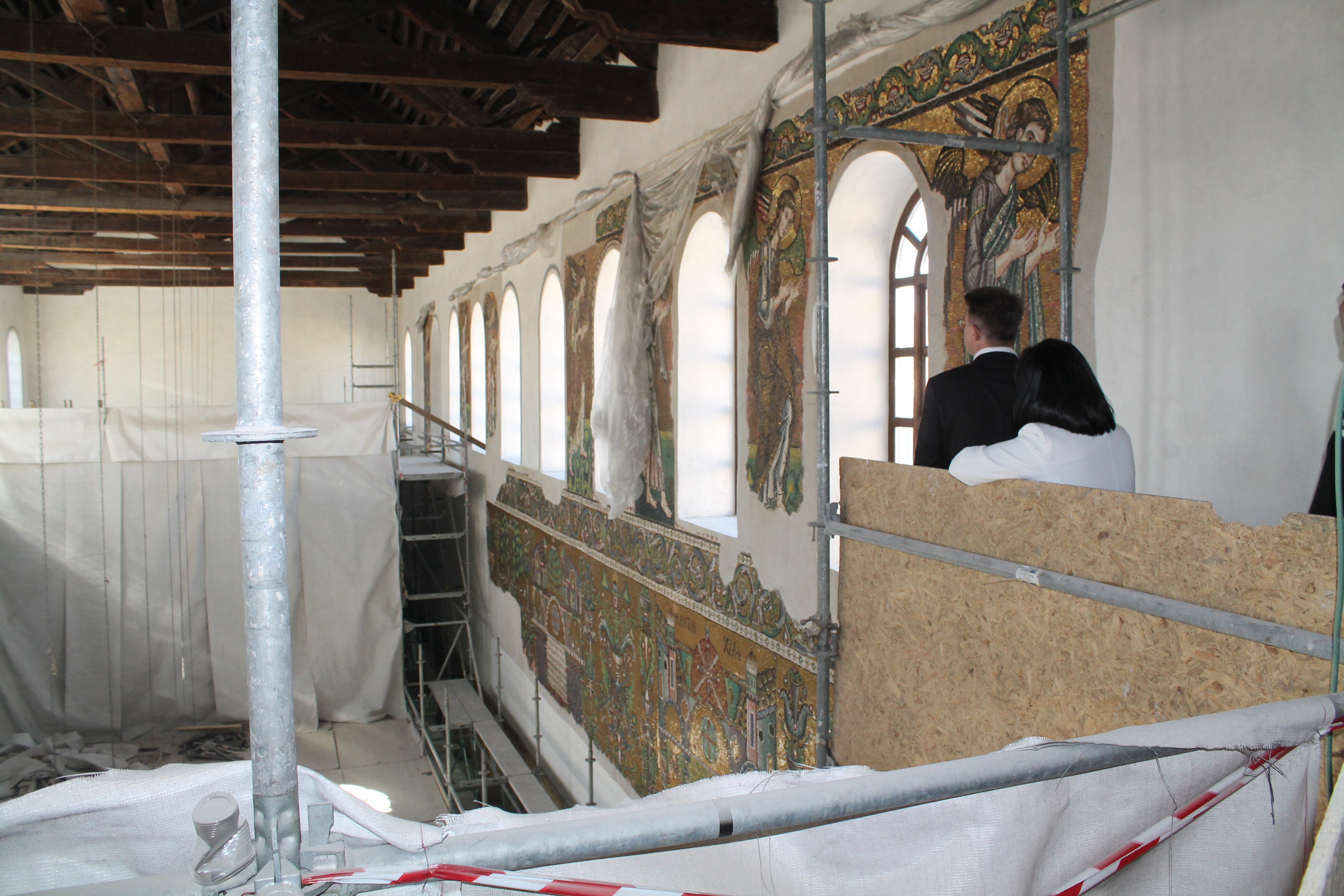 إكتشاف أيقونات تاريخية كبيرة مصنوعة من الذهب على جدران كنيسة المهد