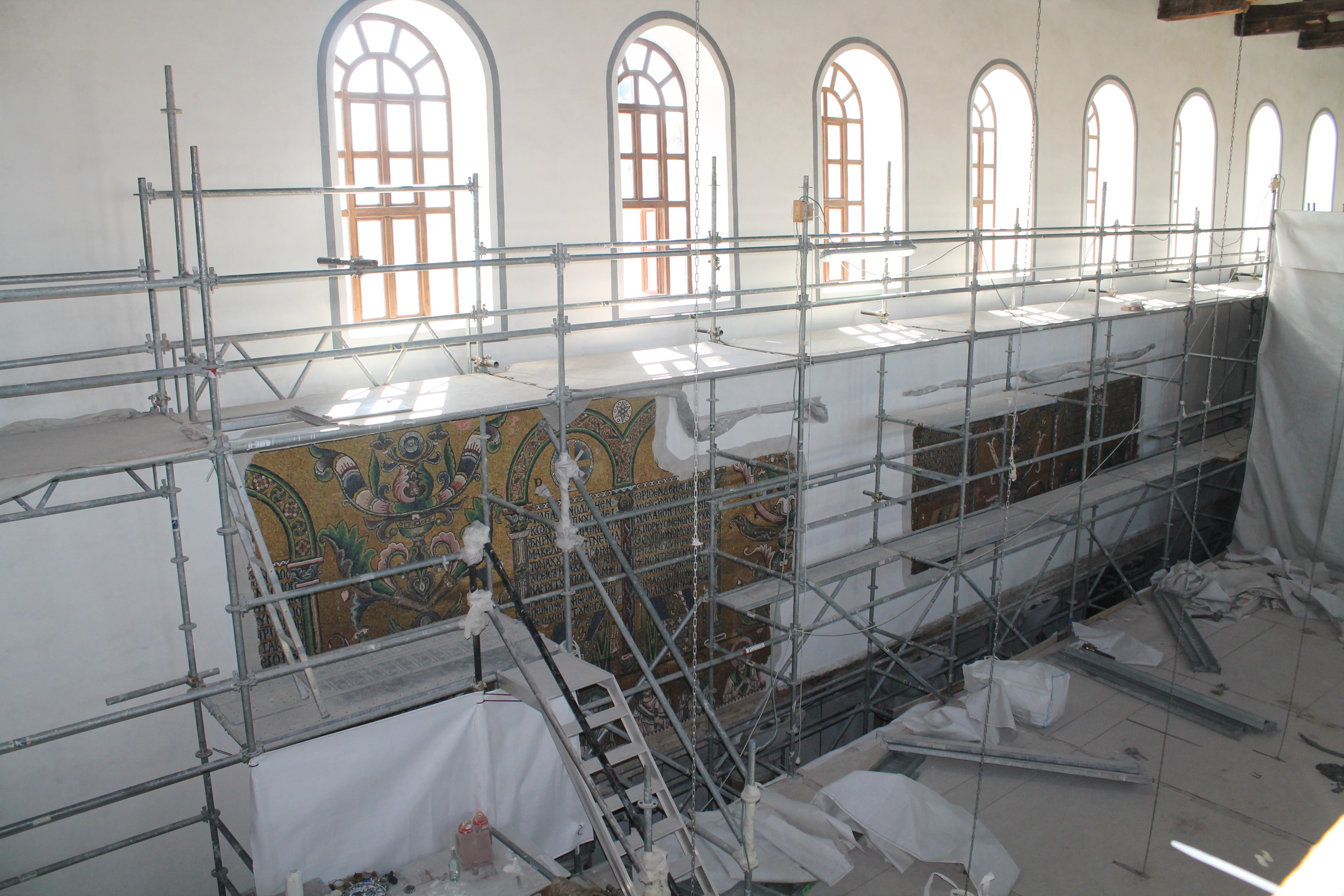 إكتشاف أيقونات تاريخية كبيرة مصنوعة من الذهب على جدران كنيسة المهد