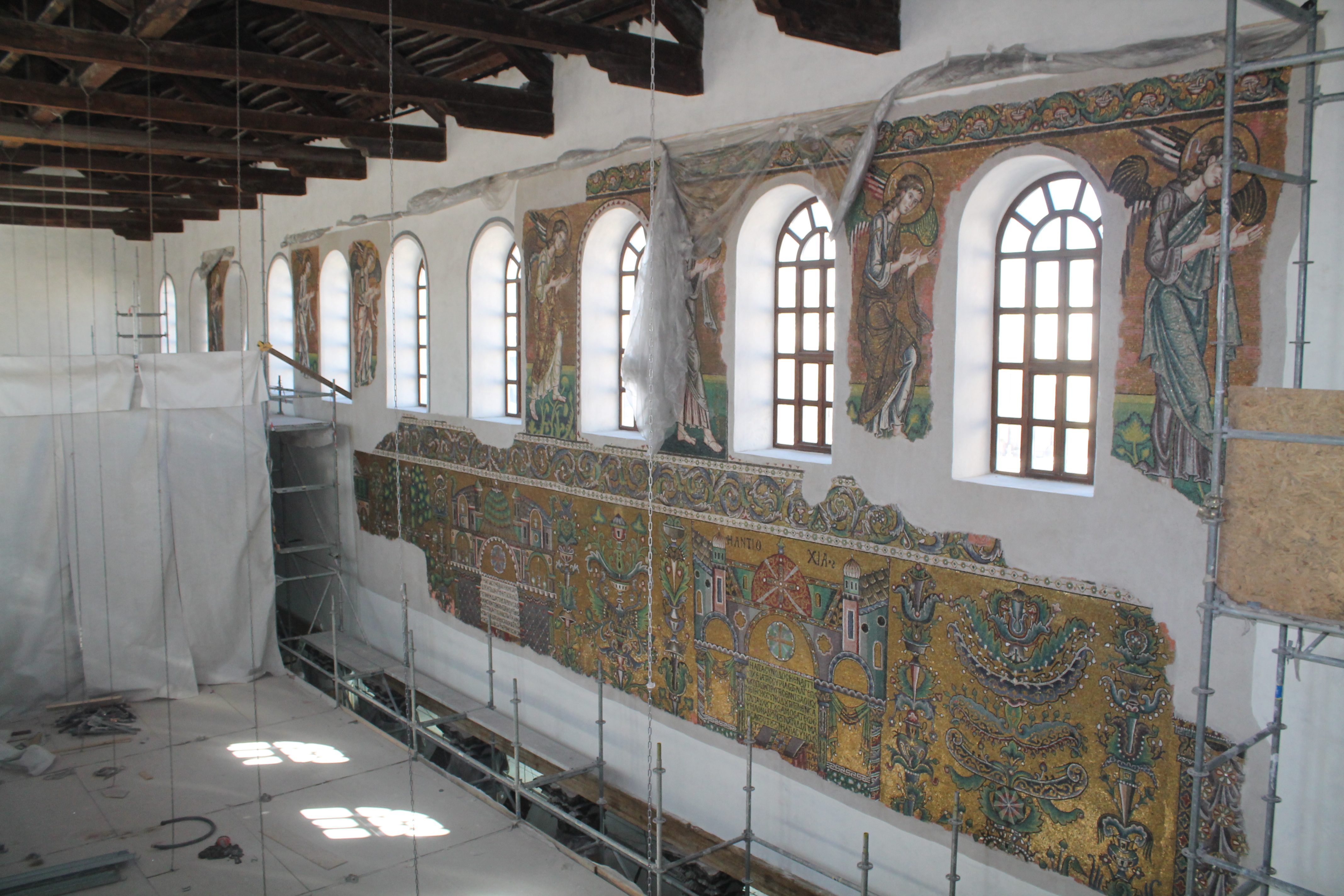 إكتشاف أيقونات تاريخية كبيرة مصنوعة من الذهب على جدران كنيسة المهد