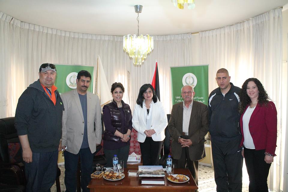  رئيسة بلدية بيت لحم تستقبل الكاتبة والمنتجة الكويتية فجر السعيد وتطلعها على واقع المدينة والأخيرة تصف زيارتها بالحلم 