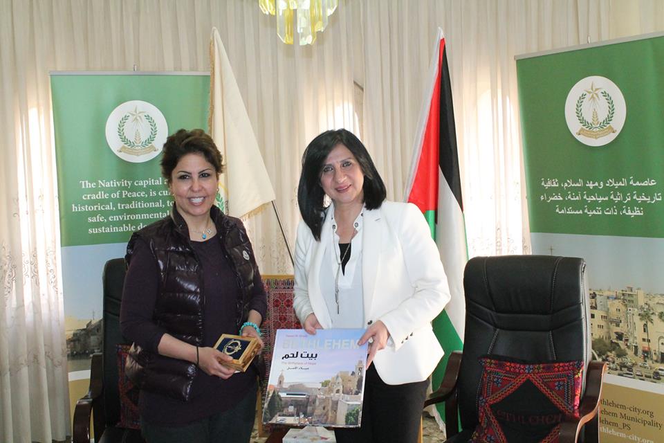  رئيسة بلدية بيت لحم تستقبل الكاتبة والمنتجة الكويتية فجر السعيد وتطلعها على واقع المدينة والأخيرة تصف زيارتها بالحلم 