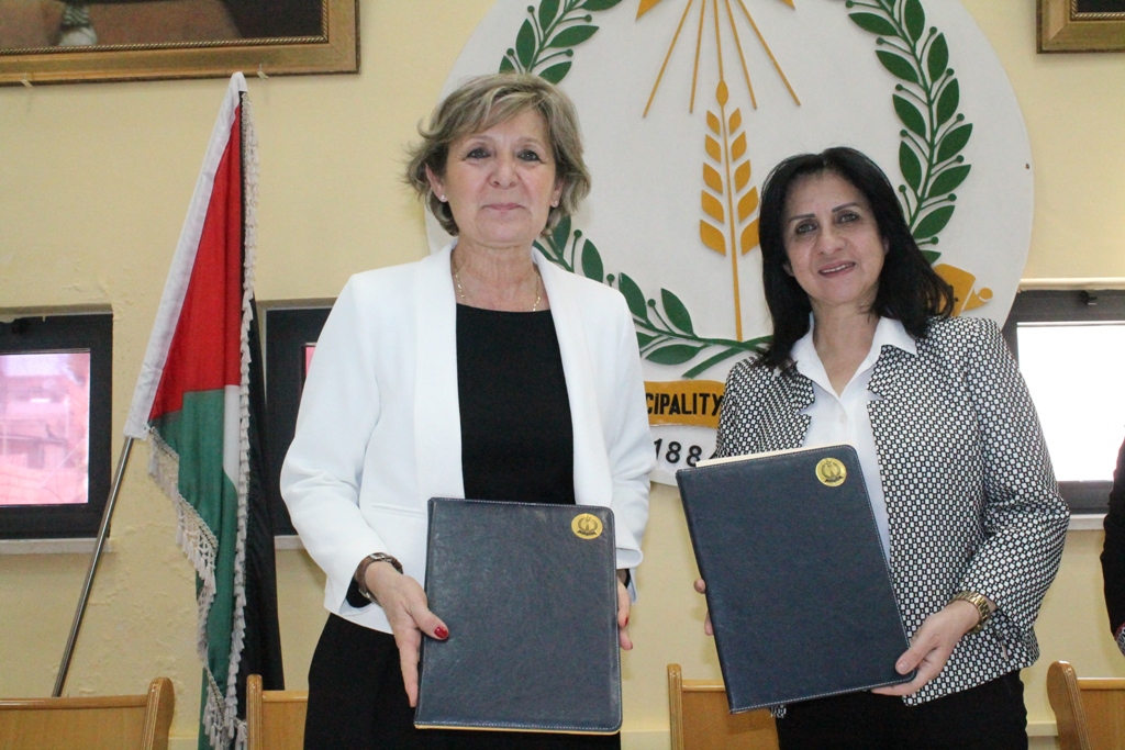 رئيستا بلديتي بيت لحم ولورد الفرنسية توقعان إتفاقية تعاون في مجالات عدة 