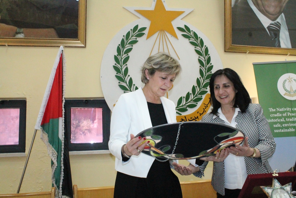 رئيستا بلديتي بيت لحم ولورد الفرنسية توقعان إتفاقية تعاون في مجالات عدة 