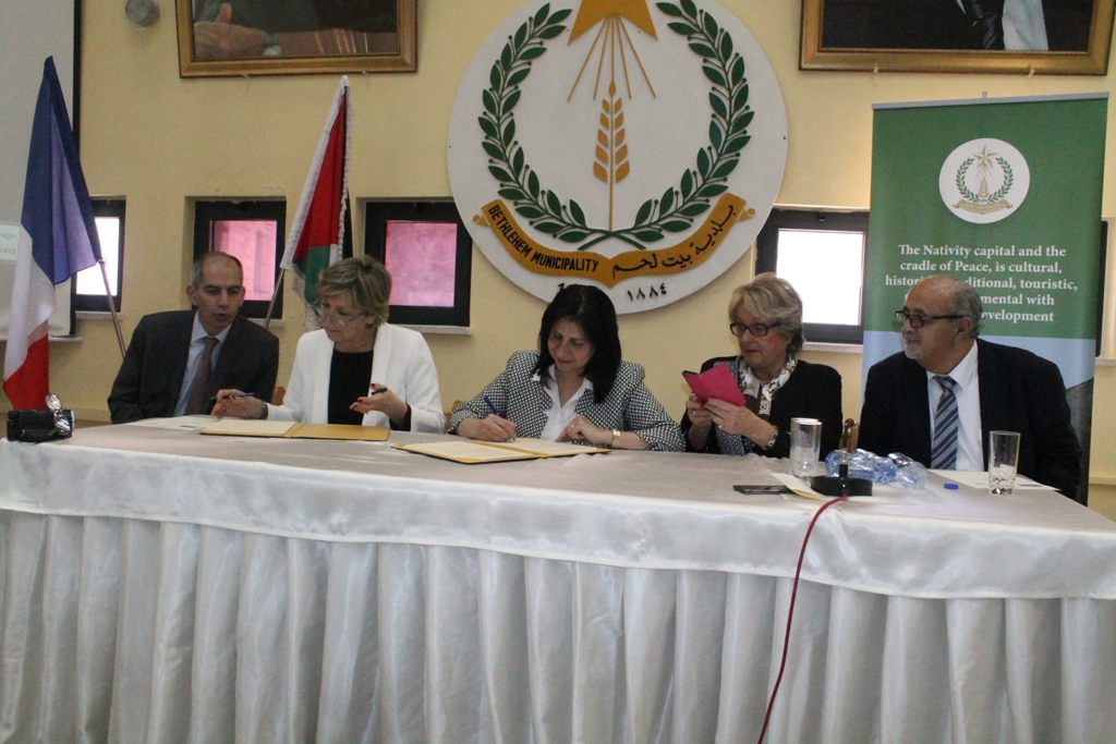 رئيستا بلديتي بيت لحم ولورد الفرنسية توقعان إتفاقية تعاون في مجالات عدة 