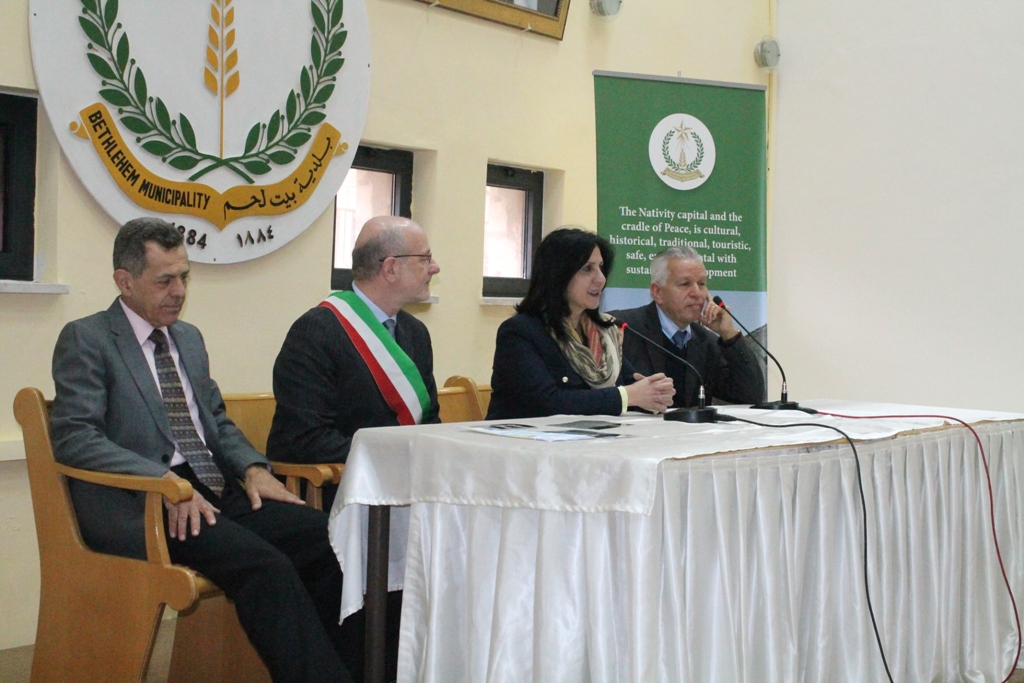 رئيس بلدية كيفاسو الإيطالية والقنصل الفلسطيني في ميلانو يلتقيان بابون في دار بلدية بيت لحم