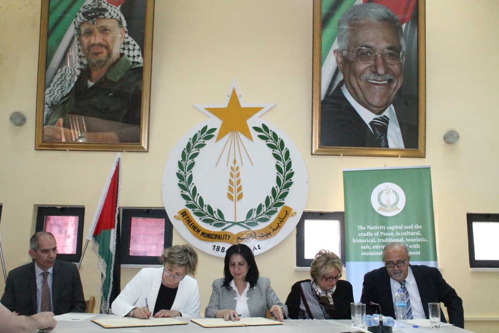 رئيستا بلديتي بيت لحم ولورد الفرنسية توقعان إتفاقية تعاون في مجالات عدة 