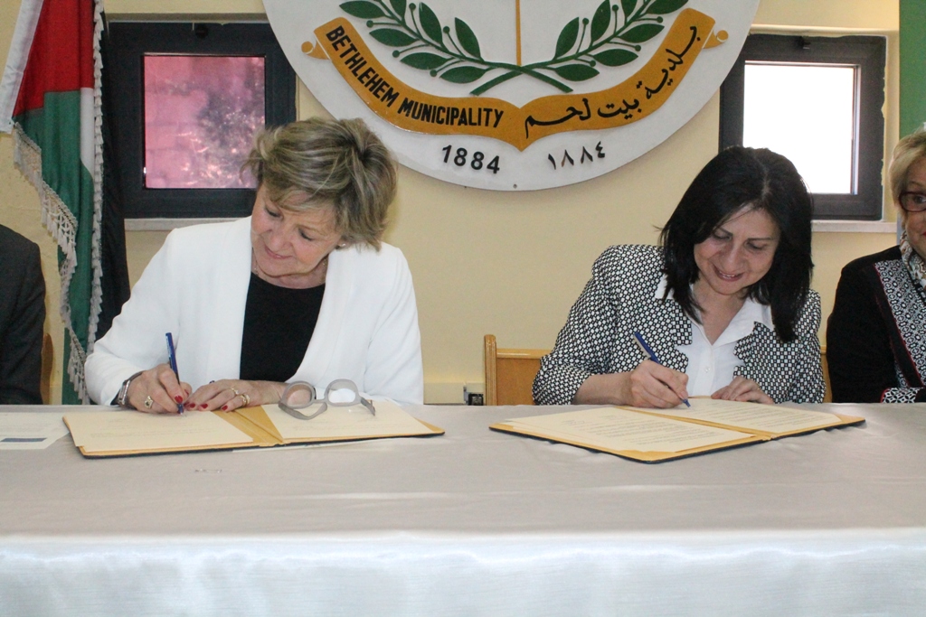 رئيستا بلديتي بيت لحم ولورد الفرنسية توقعان إتفاقية تعاون في مجالات عدة 