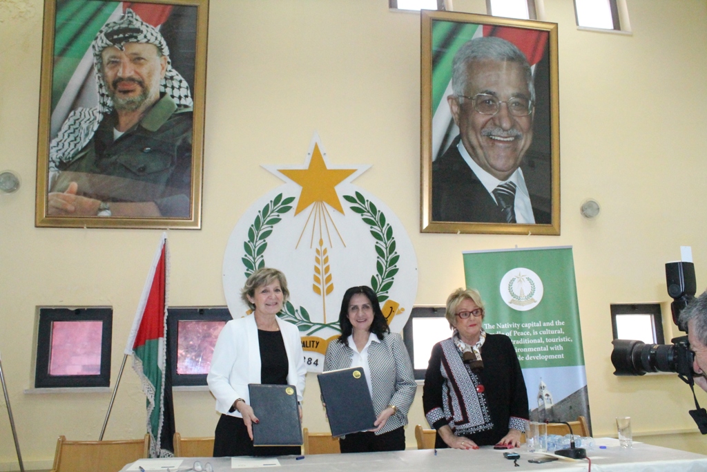 رئيستا بلديتي بيت لحم ولورد الفرنسية توقعان إتفاقية تعاون في مجالات عدة 