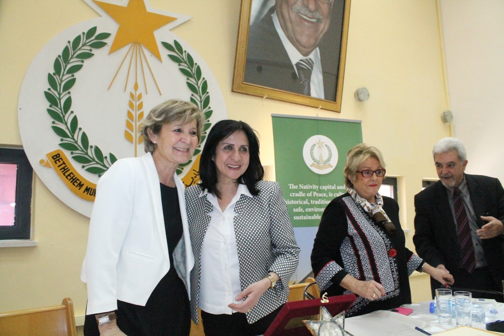 رئيستا بلديتي بيت لحم ولورد الفرنسية توقعان إتفاقية تعاون في مجالات عدة 