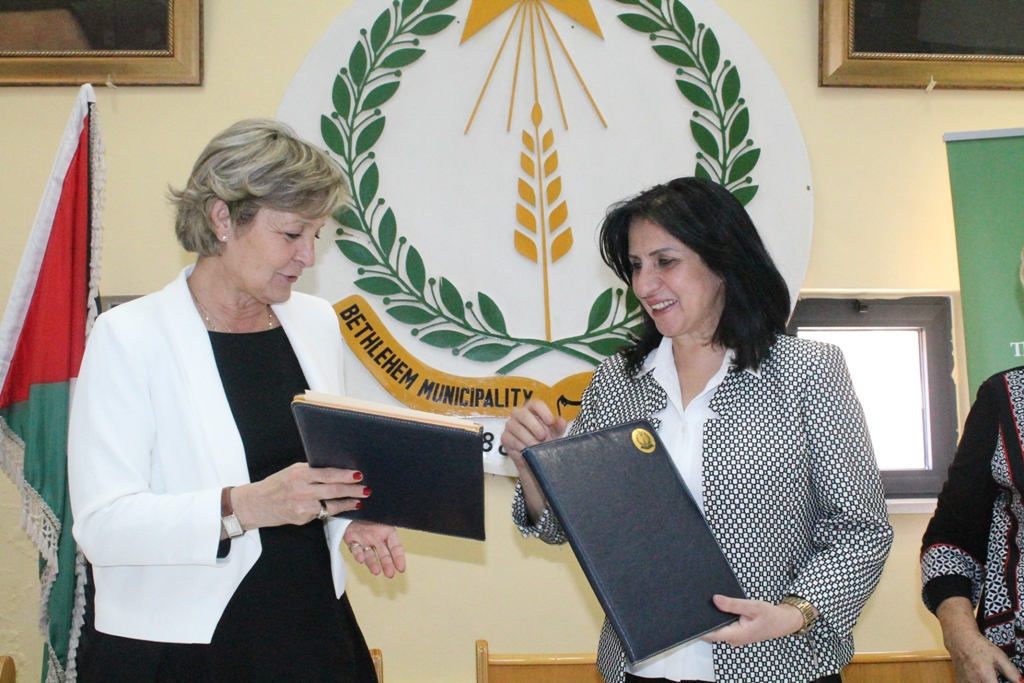 رئيستا بلديتي بيت لحم ولورد الفرنسية توقعان إتفاقية تعاون في مجالات عدة 