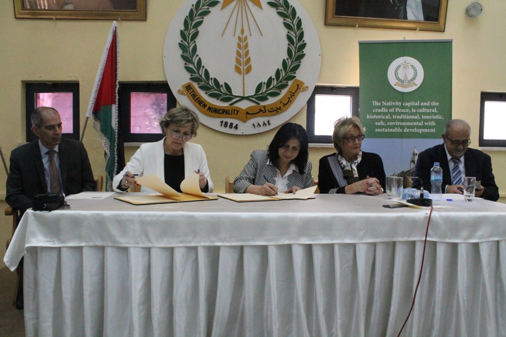 رئيستا بلديتي بيت لحم ولورد الفرنسية توقعان إتفاقية تعاون في مجالات عدة 