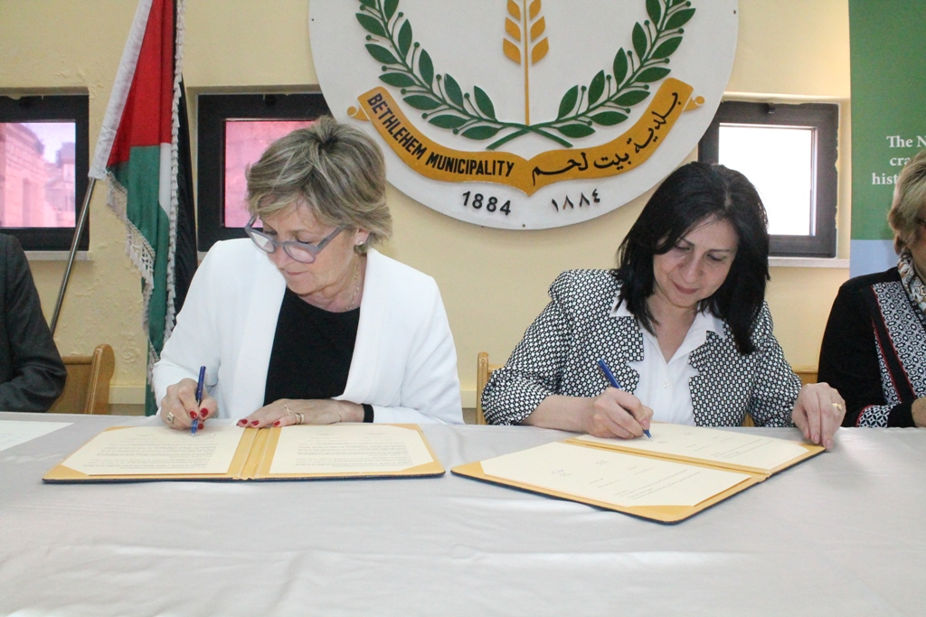 رئيستا بلديتي بيت لحم ولورد الفرنسية توقعان إتفاقية تعاون في مجالات عدة 