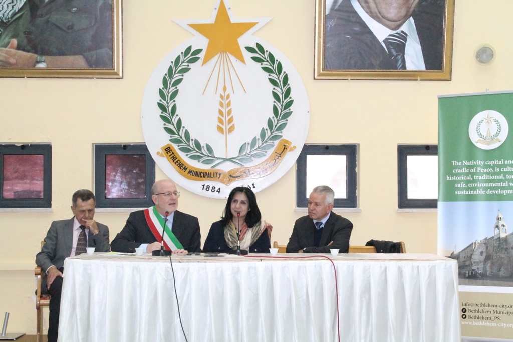 رئيس بلدية كيفاسو الإيطالية والقنصل الفلسطيني في ميلانو يلتقيان بابون في دار بلدية بيت لحم