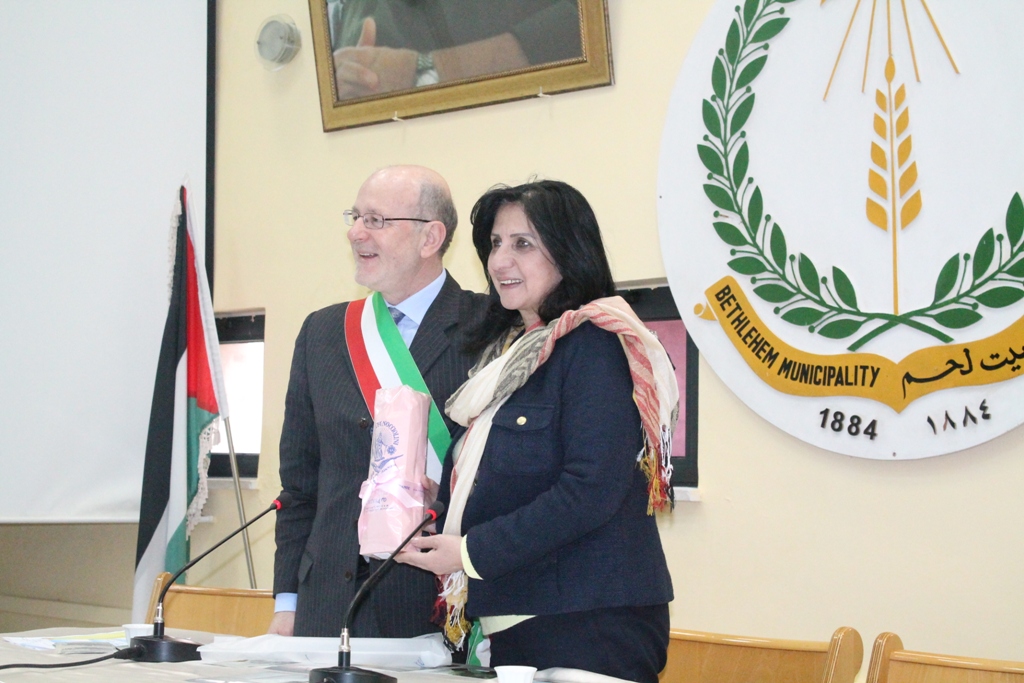 رئيس بلدية كيفاسو الإيطالية والقنصل الفلسطيني في ميلانو يلتقيان بابون في دار بلدية بيت لحم