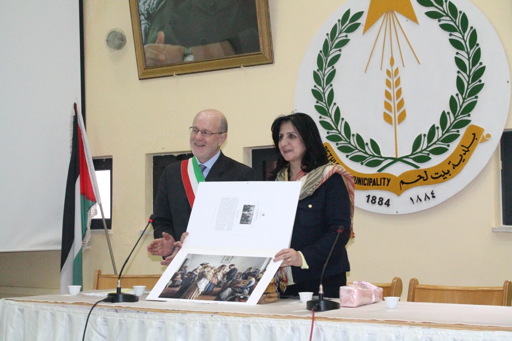 رئيس بلدية كيفاسو الإيطالية والقنصل الفلسطيني في ميلانو يلتقيان بابون في دار بلدية بيت لحم