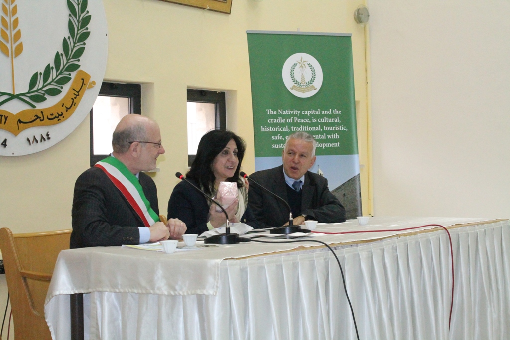 رئيس بلدية كيفاسو الإيطالية والقنصل الفلسطيني في ميلانو يلتقيان بابون في دار بلدية بيت لحم