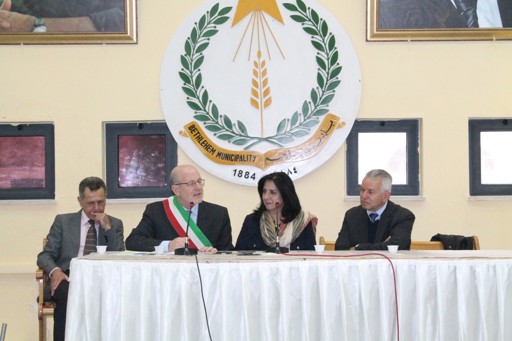 رئيس بلدية كيفاسو الإيطالية والقنصل الفلسطيني في ميلانو يلتقيان بابون في دار بلدية بيت لحم