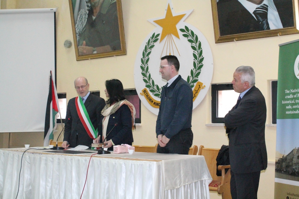 رئيس بلدية كيفاسو الإيطالية والقنصل الفلسطيني في ميلانو يلتقيان بابون في دار بلدية بيت لحم