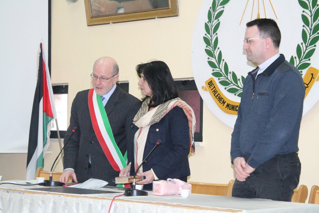 رئيس بلدية كيفاسو الإيطالية والقنصل الفلسطيني في ميلانو يلتقيان بابون في دار بلدية بيت لحم