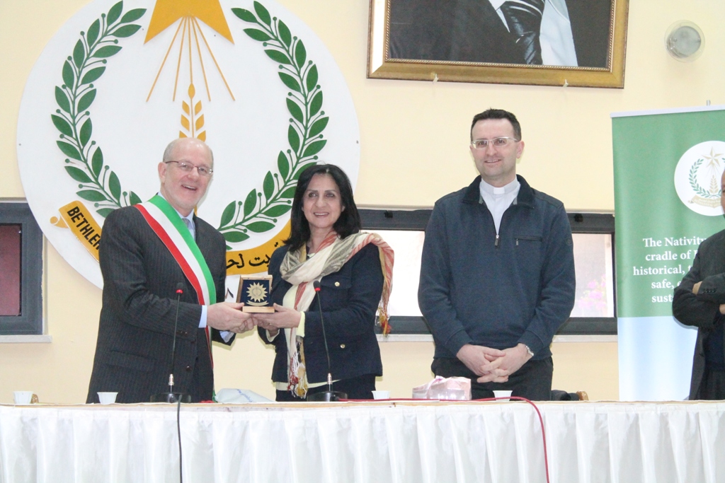 رئيس بلدية كيفاسو الإيطالية والقنصل الفلسطيني في ميلانو يلتقيان بابون في دار بلدية بيت لحم