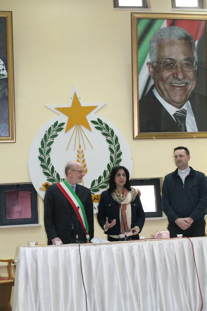 رئيس بلدية كيفاسو الإيطالية والقنصل الفلسطيني في ميلانو يلتقيان بابون في دار بلدية بيت لحم