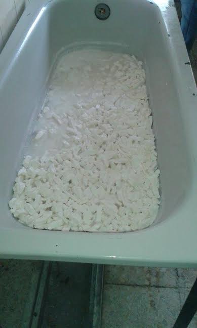 قسم التفتيش الصحي في بلدية بيت لحم يتلف مواد غذائية غير صالحة للإستهلاك البشري