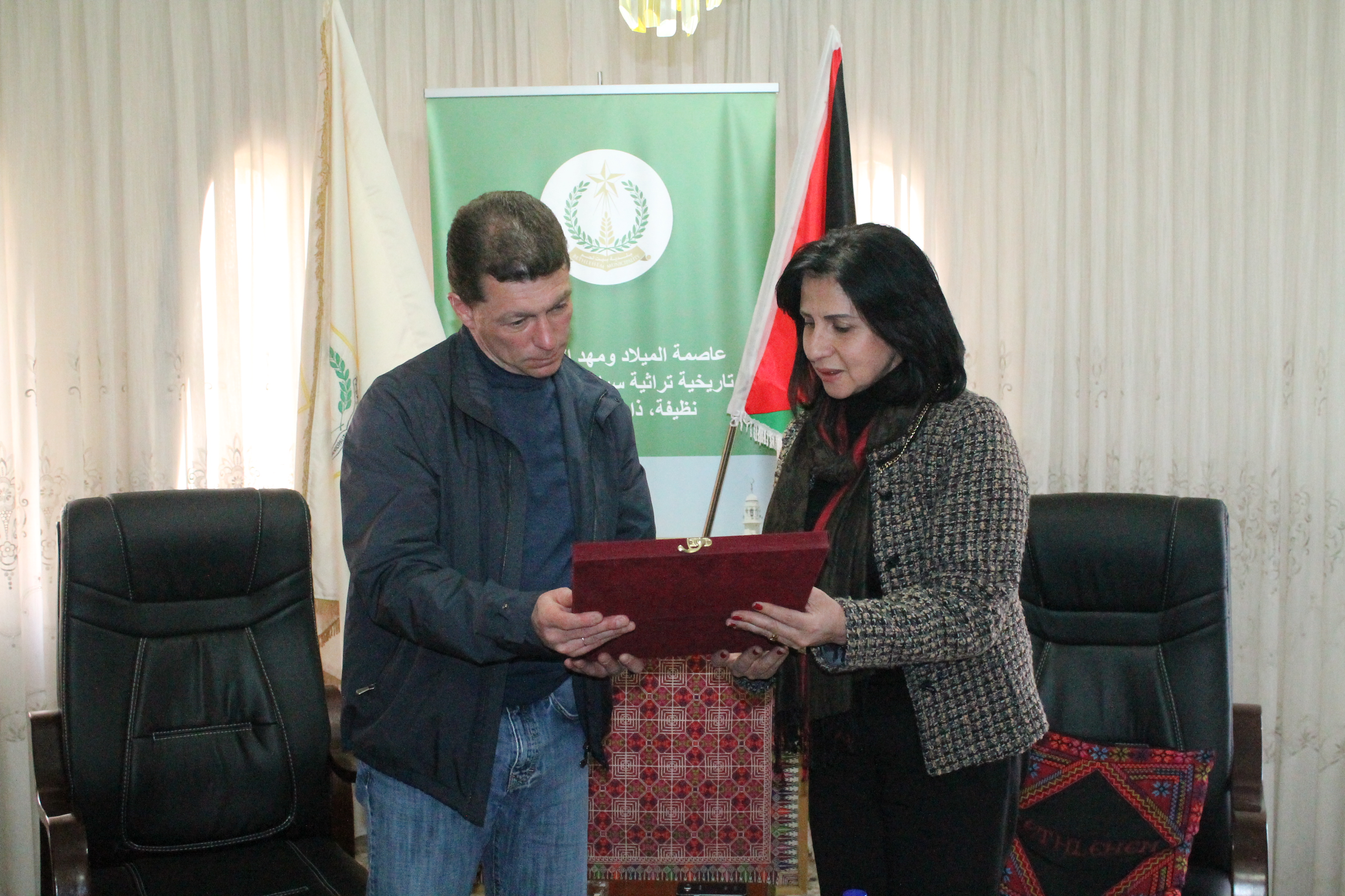 رئيسة بلدية بيت لحم تستقبل وزير العمل والشؤون الإجتماعية الروسي في البلدية وترافقه في جولة إلى كنيسة المهد