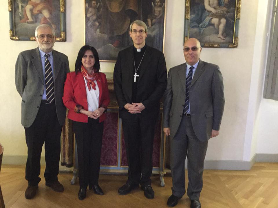 خلال جولتها في إيطاليا بابون تلتقي بعدد من الشخصيات الإيطالية وتُكَرم بجائزة كيارة لوبيك لدورها الرائد في المحافظة على قيم السلام