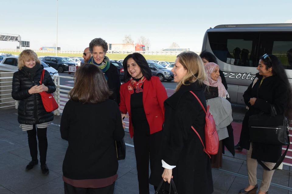 خلال جولتها في إيطاليا بابون تلتقي بعدد من الشخصيات الإيطالية وتُكَرم بجائزة كيارة لوبيك لدورها الرائد في المحافظة على قيم السلام